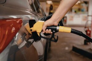 Carburanti alle stelle: benzina e diesel sempre più cari spingono verso l’elettrico