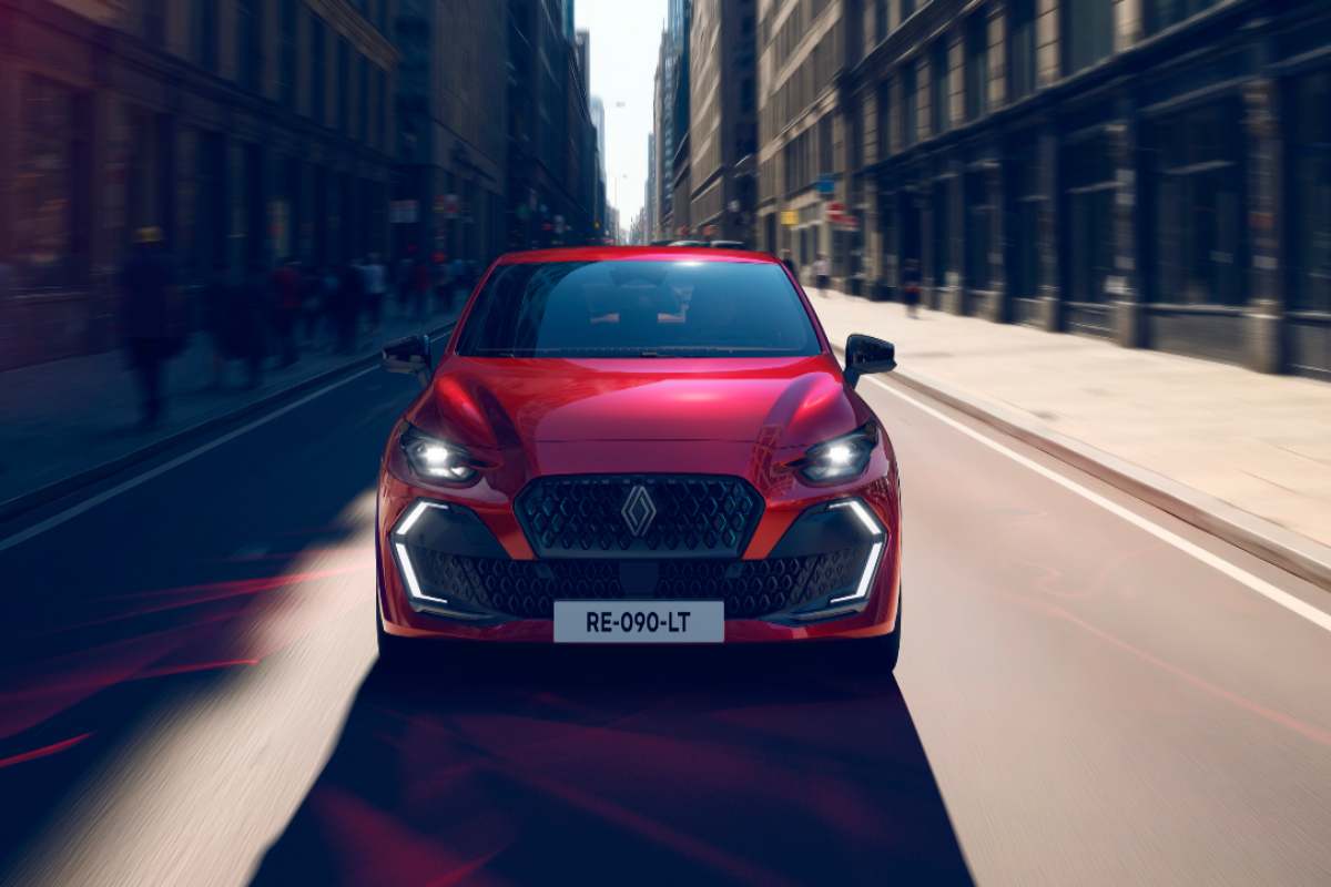 Renault Clio in strada