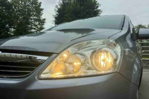 Fari auto sempre più potenti: migliorano la sicurezza, ma rischiano di accecare gli altri