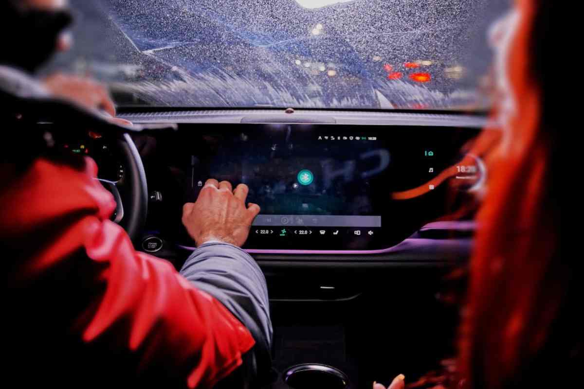 Auto sempre più “smart”: ora si aggiornano più degli smartphone e cambiano tutto
