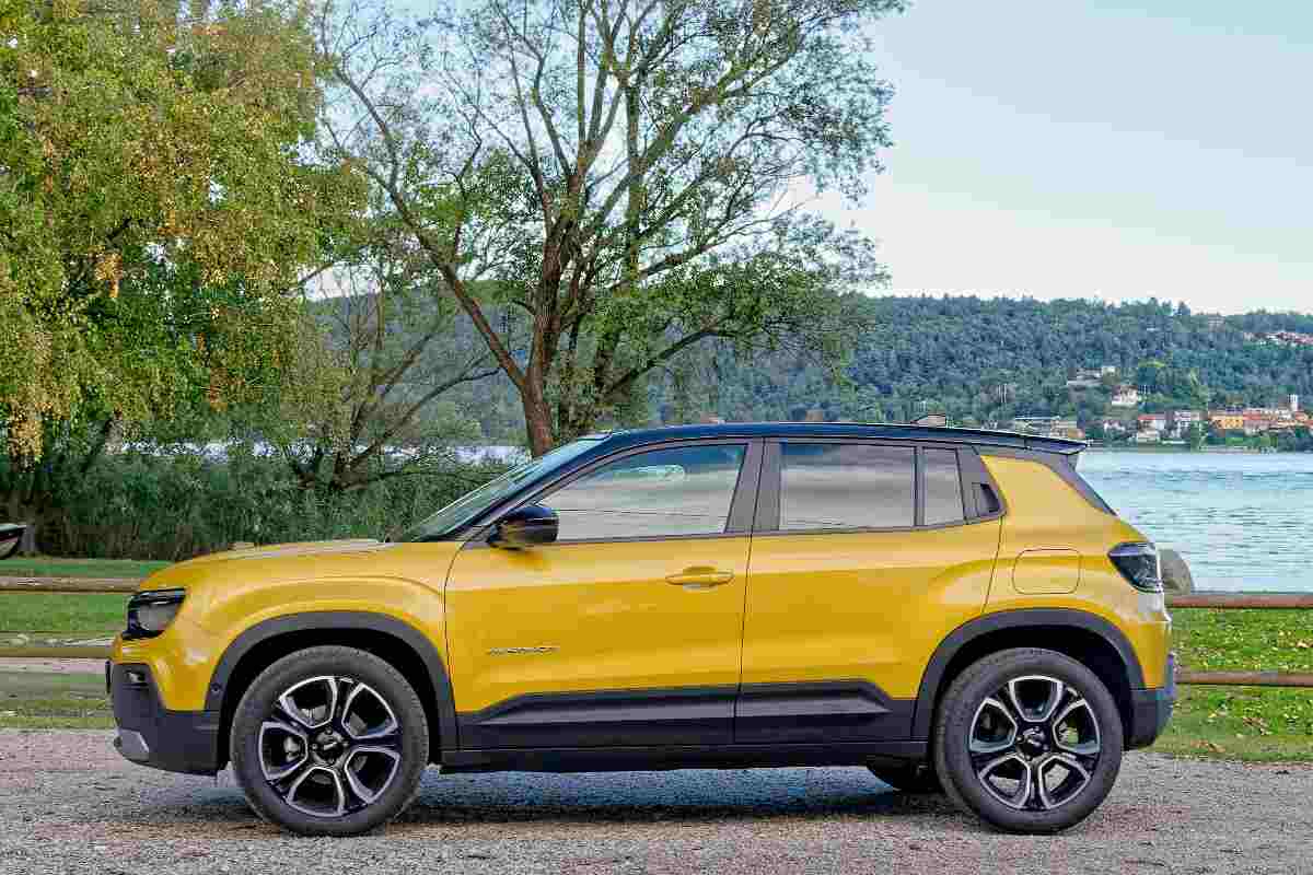 Jeep Avenger di colore giallo