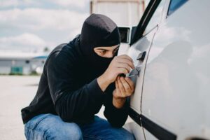 Furti d’auto in aumento: i trucchi semplici, ma decisivi per non ritrovarsi a piedi