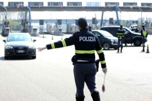 Guai a farlo quando sei al casello dell’autostrada, basta che ti inquadrano e puoi beccarti fino a 8.000 euro di multa: è assolutamente vietato