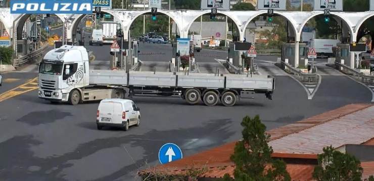 Tir effettua inversione al casello